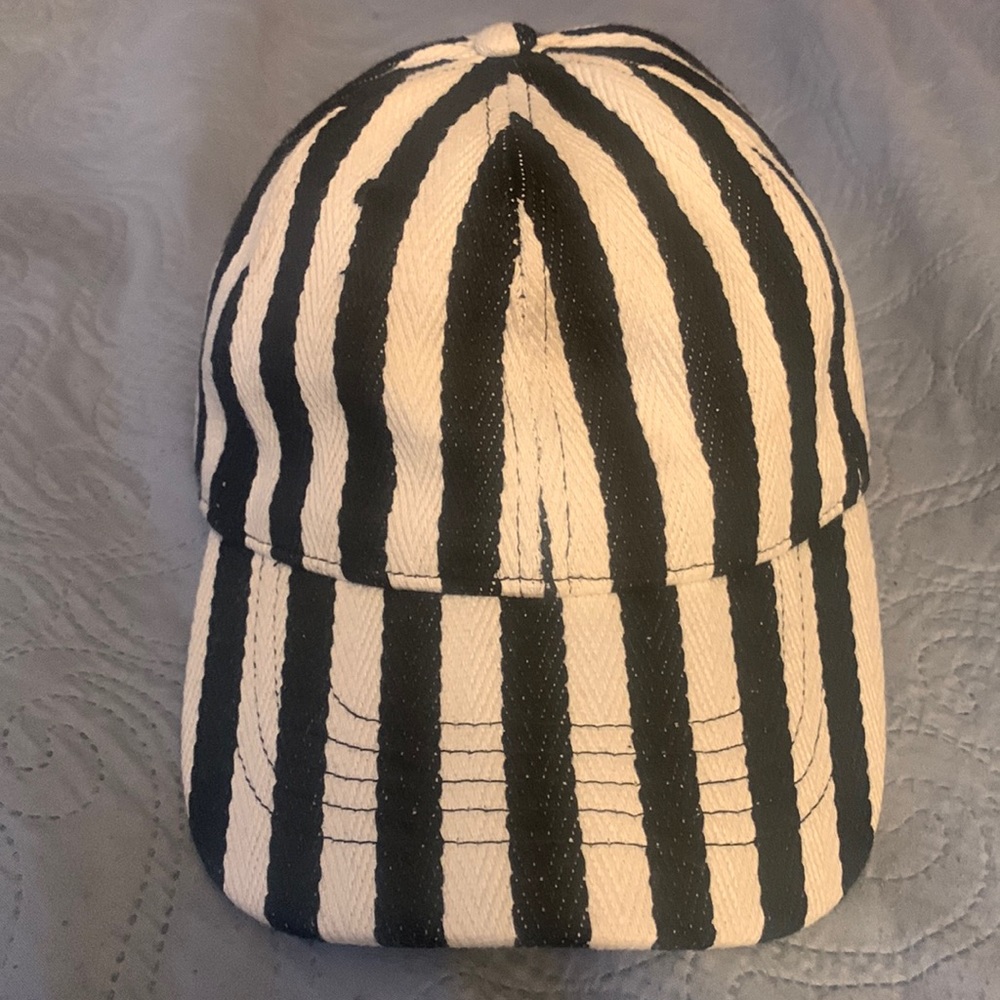 Black and white baseball cap